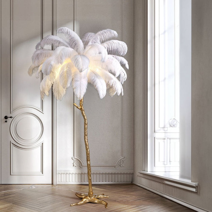 Lámpara de pie LED blanca ajustable con pantalla de plumas de avestruz, luz ambiental elegante.