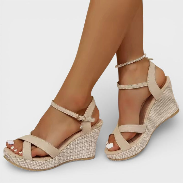 Sandalias de cuña con plataforma LAURA para mujer. Calzado cómodo y elegante, ideal para el verano y looks casual.