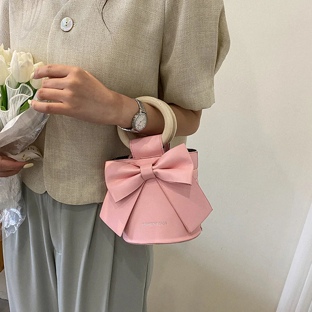 Bolso bandolera clásico de mujer. Accesorio elegante y versátil de cuero sintético, perfecto para uso diario.