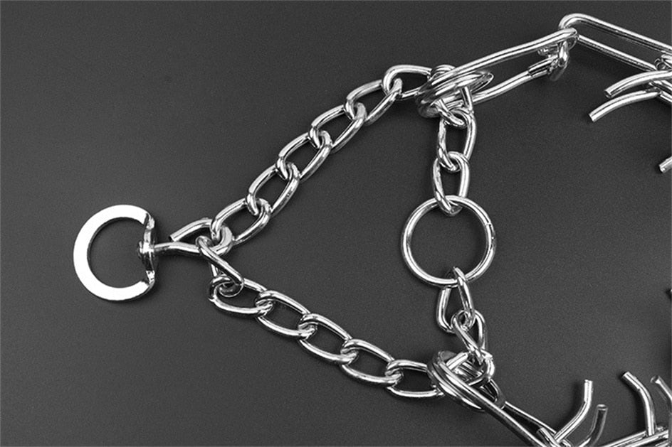 Collar de púas para control y seguridad en perros. Herramienta esencial de adiestramiento antitirones para paseos.