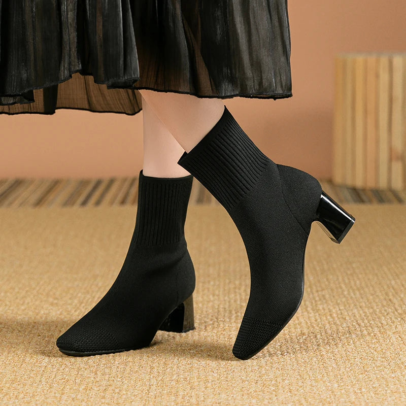 Botines negros elegantes para mujer, tacón cómodo, perfectos para cualquier ocasión y moda invernal.