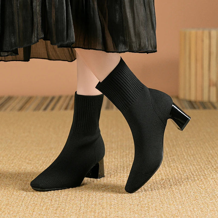 Botines negros elegantes para mujer, tacón cómodo, perfectos para cualquier ocasión y moda invernal.