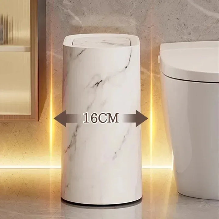 Cesto de residuos minimalista para oficina, con patrón de mármol nórdico y toque moderno.