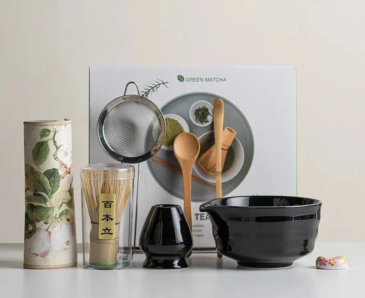 Set de matcha artesanal de cerámica con diseño sakura, incluye batidor de bambú para preparar té verde.