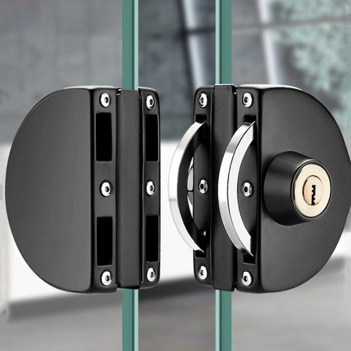 Detalle de cerradura de acero inoxidable para puerta de vidrio, diseño elegante y moderno.