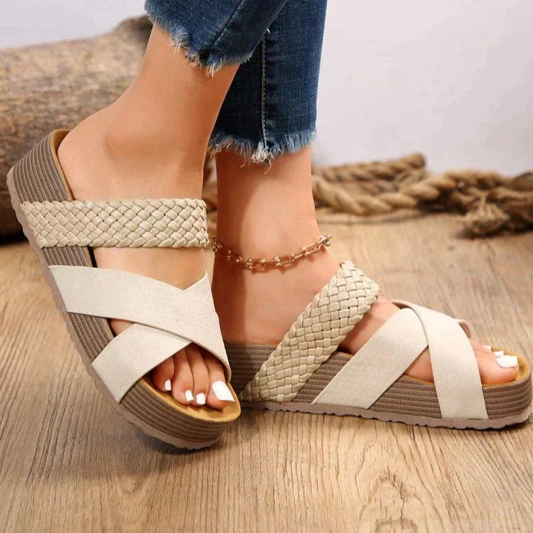 Sandalias ortopédicas de mujer con soporte anatómico y ajuste cómodo para el verano.