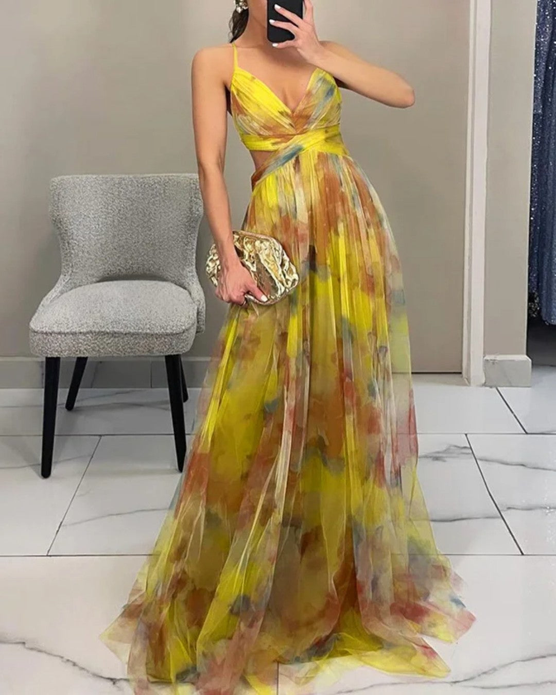 Vestido de verano maxi floral con tirantes para mujer. Estilo fluido y cómodo, ideal para uso casual.