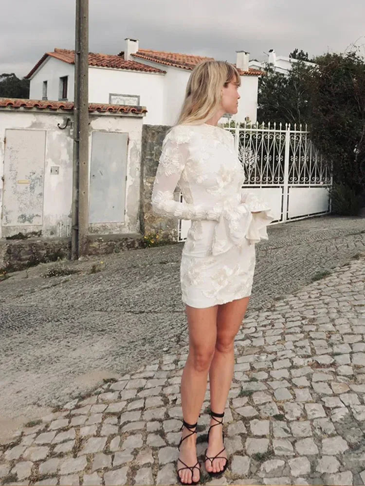 Vestido mini de fiesta con manga larga para mujer, look sofisticado y moderno, ideal para celebrar.