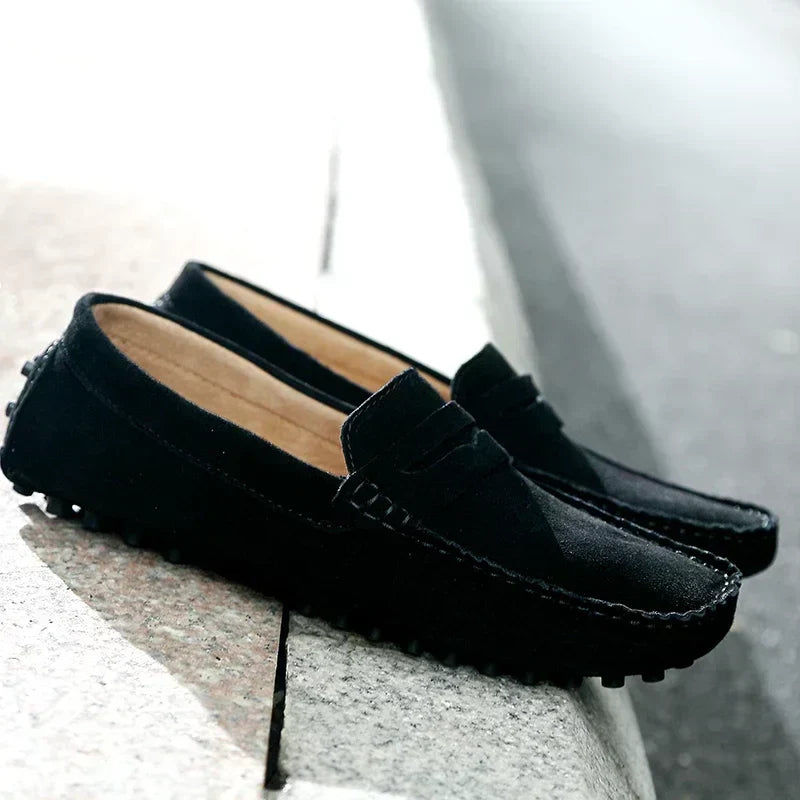 Mocasines de hombre de ante, calzado versátil para estilo casual-elegante.