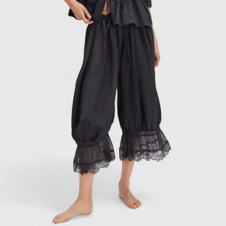 Mujer luciendo pantalón de patchwork y encaje, un look casual de moda. Diseño versátil y cómodo.