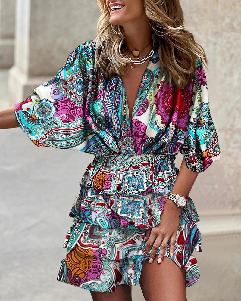 Vestido bohemio mini de mujer con volantes, estampado fresco y vibrante. Ideal para el verano y ocasiones casuales.