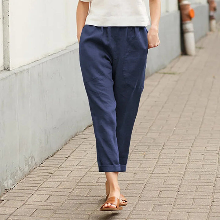 Detalle de los bolsillos en pantalones anchos marina para mujer, comodidad y moda en una prenda.