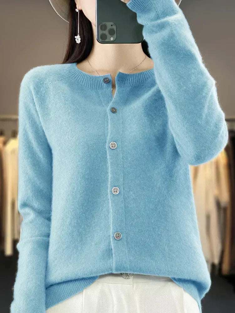 Cárdigan de mujer con cuello redondo y botones, diseño elegante, perfecto para invierno.