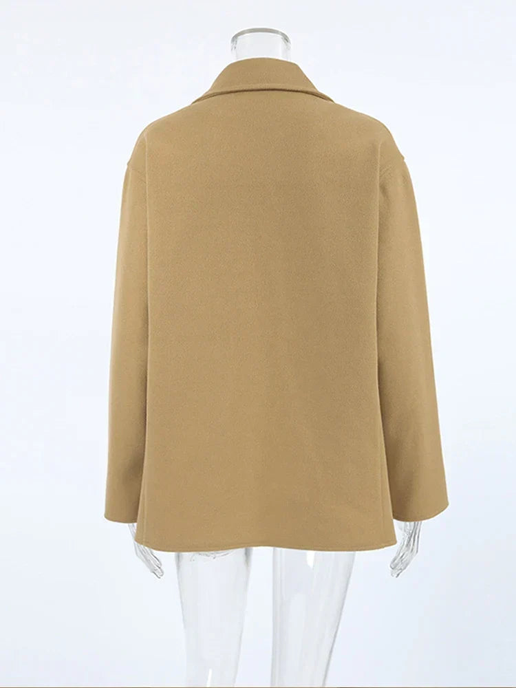 Elegante abrigo reversible para mujer. Chaqueta clásica en tono camel, ideal para invierno.