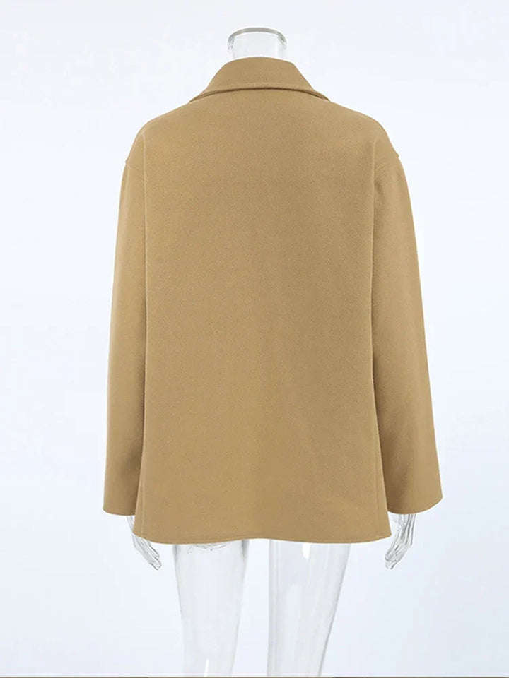 Elegante abrigo reversible para mujer. Chaqueta clásica en tono camel, ideal para invierno.
