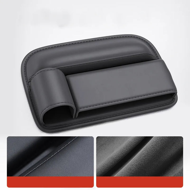 Vista de detalle del organizador de asiento coche de cuero con finas costuras y práctico bolsillo lateral.