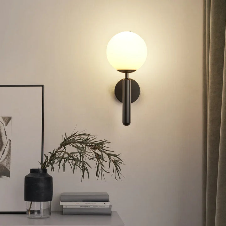Vista lateral del aplique de pared LED moderno, su perfil delgado realza la decoración interior con luz eficiente.