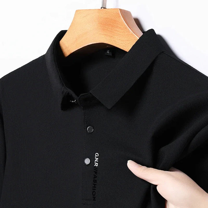 Polo clásico negro. Prenda esencial de ropa de hombre, versátil para combinar con looks casuales y elegantes.