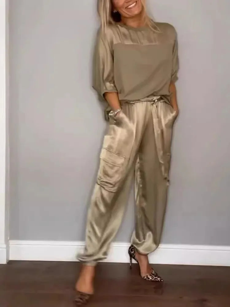 Conjunto satinado de dos piezas para mujer, top fluido y pantalón cargo cómodo, perfecto para verano.