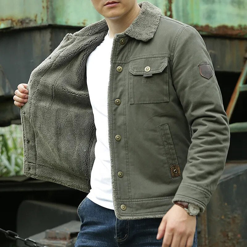 Estilo moderno: chaqueta casual abotonada para hombre con bolsillos de pecho. Perfecta para entretiempo y moda de otoño.