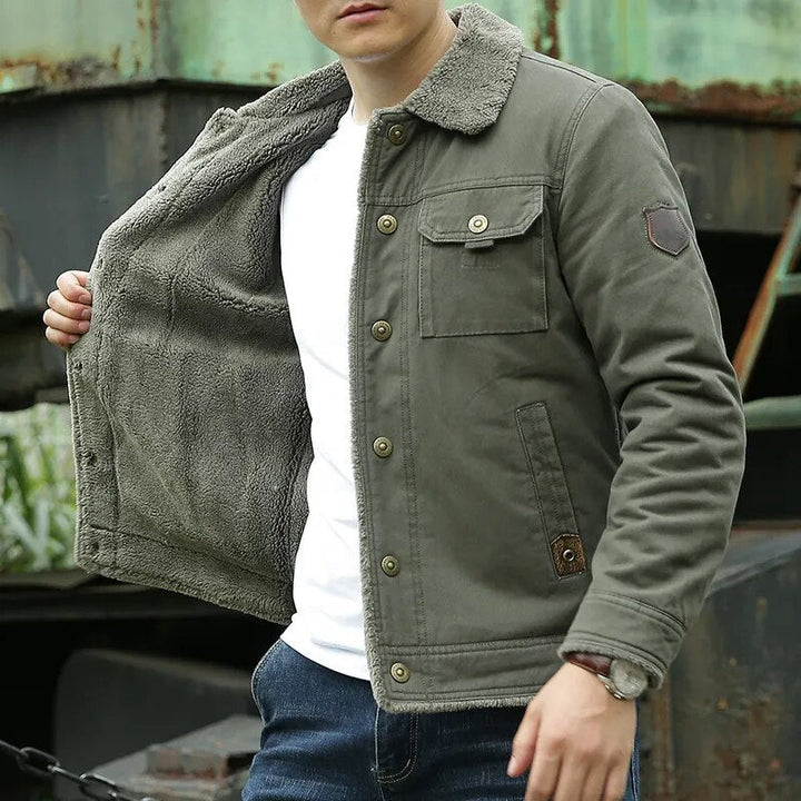 Estilo moderno: chaqueta casual abotonada para hombre con bolsillos de pecho. Perfecta para entretiempo y moda de otoño.