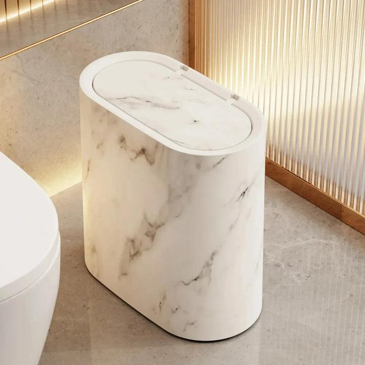 Cubo de basura de lujo con acabado mármol, perfecto para un baño moderno y elegante, con tapa.
