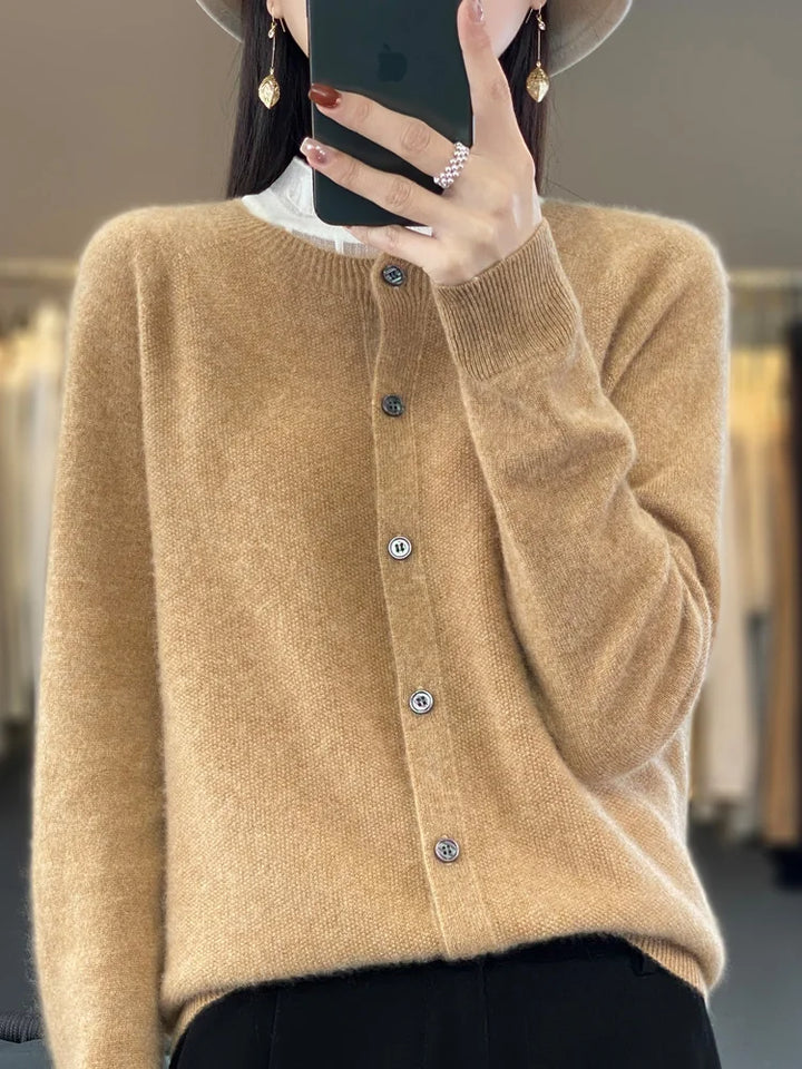 Cárdigan casual de mujer, cuello redondo, botones frontales. Perfecto para un look estilizado.