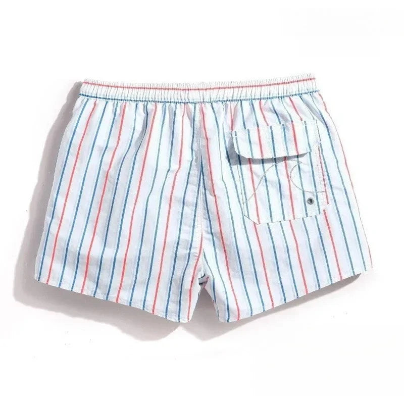 Traje de baño masculino con diseño moderno de rayas, perfecto para el verano y actividades acuáticas.