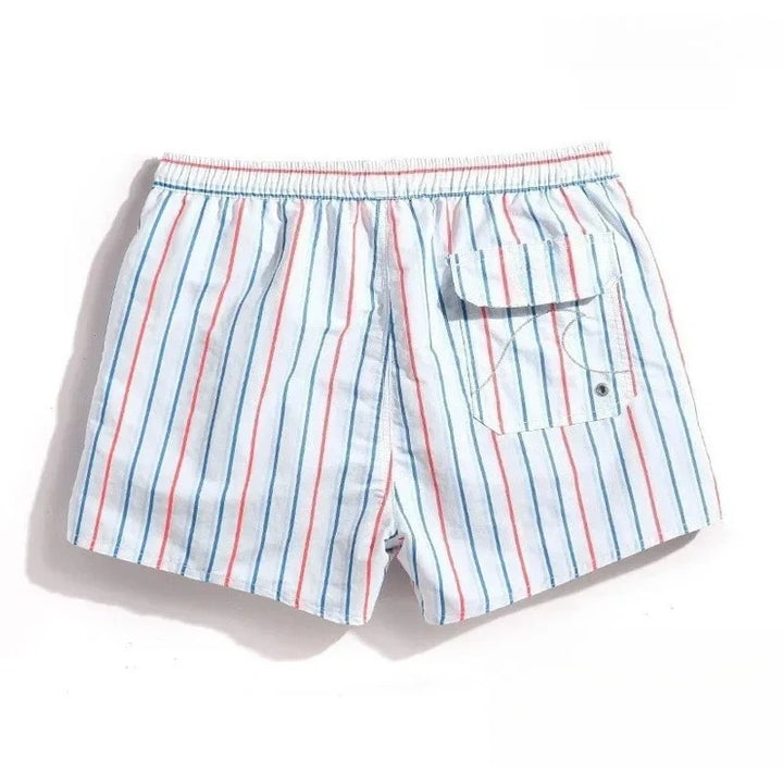Traje de baño masculino con diseño moderno de rayas, perfecto para el verano y actividades acuáticas.