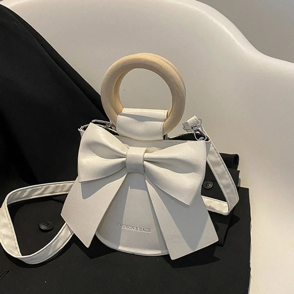 Bolso de mujer bandolera, clásico y elegante. Accesorio de moda femenina en cuero sintético, disponible en varios tonos.