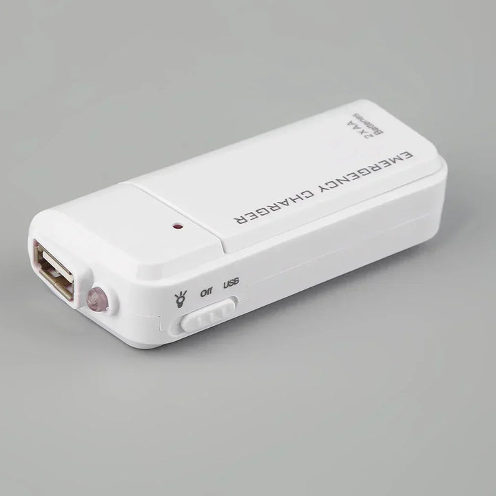 Cargador de emergencia para smartphone con pilas AA. Accesorio electrónico universal, indispensable para tu móvil.