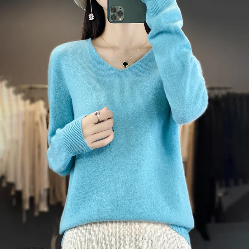 Suéter femenino con cuello V, un básico elegante para tu armario de invierno.