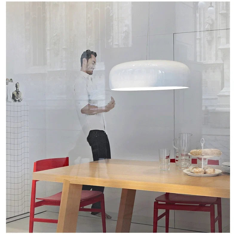 Lámpara de techo LED redonda, acrílico y metal, ambiente cálido para comedor.