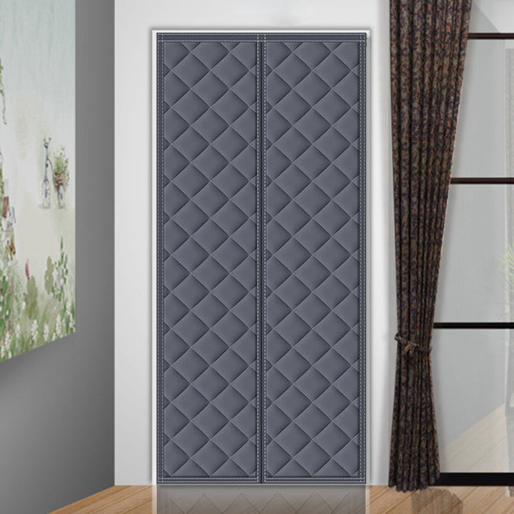 Detalle de cortina magnética aislante para puerta, visible su cierre automático. Confort y ahorro de energía en hogar.