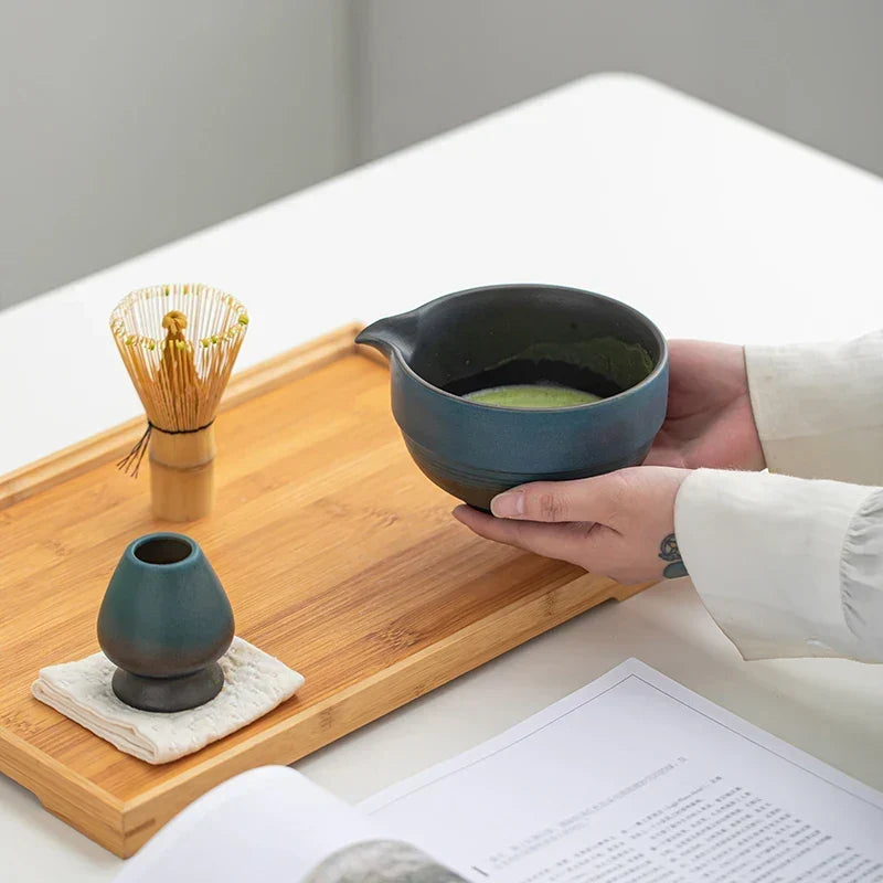 Tazón de matcha cerámico verde con textura artesanal, ideal para preparar té.