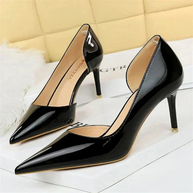 Elegantes zapatos de mujer, tacón alto y finos, con laterales descubiertos para un look veraniego.