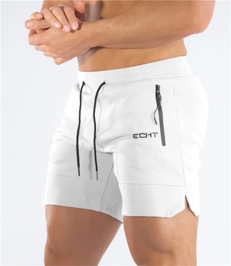 Detalle de la tela transpirable de los pantalones cortos deportivos de hombre para verano.