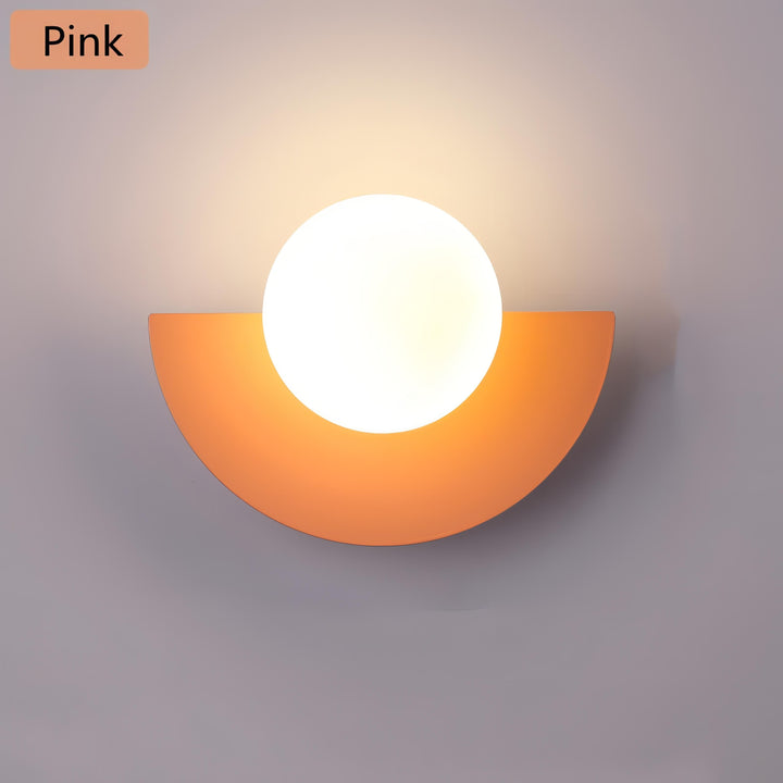 Aplique de pared LED semicircular en metal, con opción de luz fría para espacios modernos.