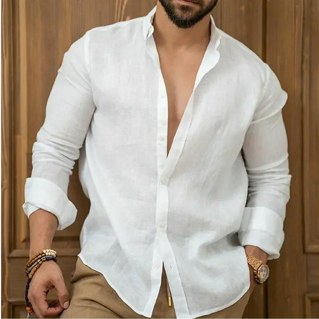 Hombre joven vistiendo Camisa Ronnie casual de manga corta, combinando moda masculina y comodidad.