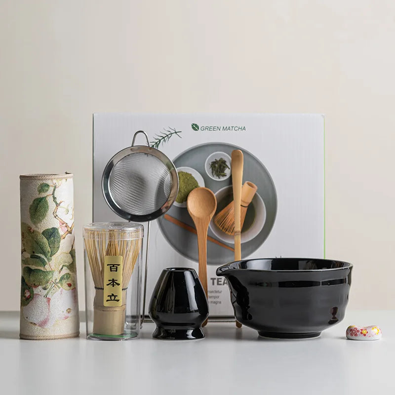 Utensilios de ceremonia del té matcha: batidor chasen de bambú, cuenco cerámico sakura y accesorios.