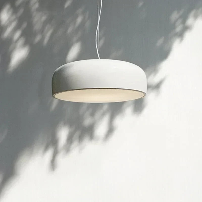 Lámpara de techo moderna con luz LED, forma redonda y estilo nórdico.