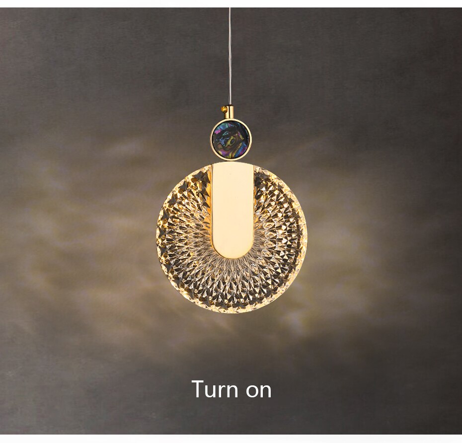 Lámpara colgante LED de cristal dorado, diseño redondo para una iluminación cálida.