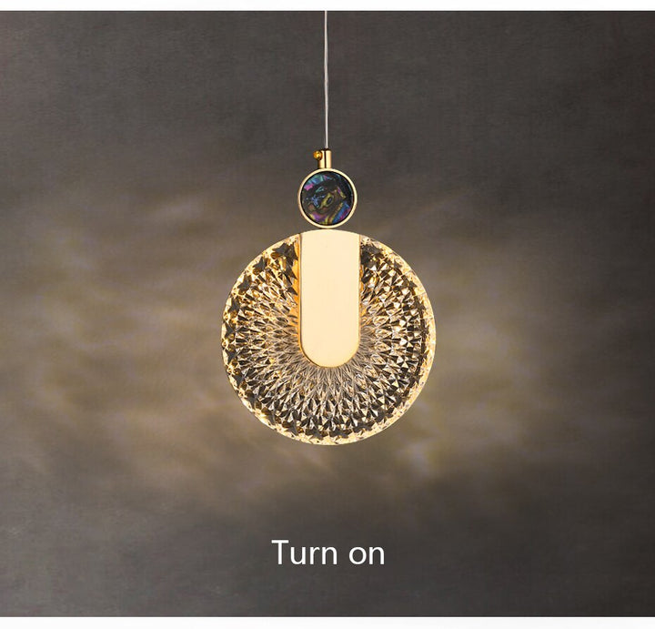 Lámpara colgante LED de cristal dorado, diseño redondo para una iluminación cálida.