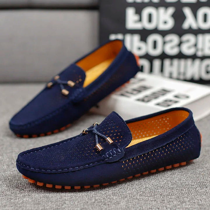 Primer plano de pies con mocasines slip-on de cuero para hombre. Zapatos transpirables, cómodos y de moda masculina.