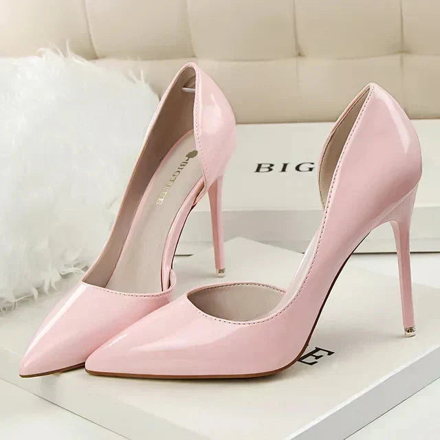 Elegantes stilettos con laterales descubiertos, tacón alto para mujer, un must-have en moda femenina.