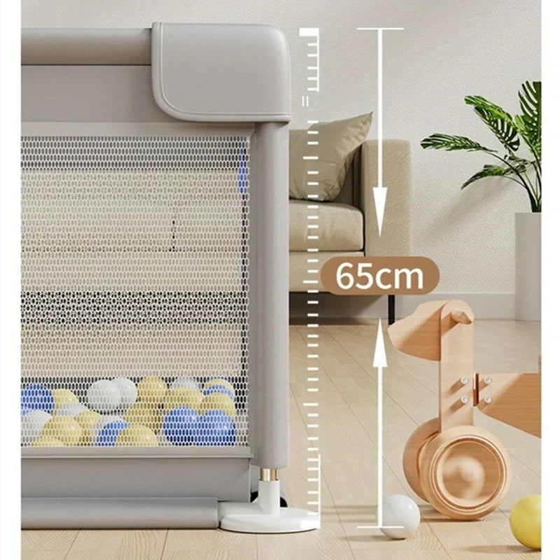 Corral de juego para niños con diseño seguro y esquinas protegidas con espuma para evitar golpes.