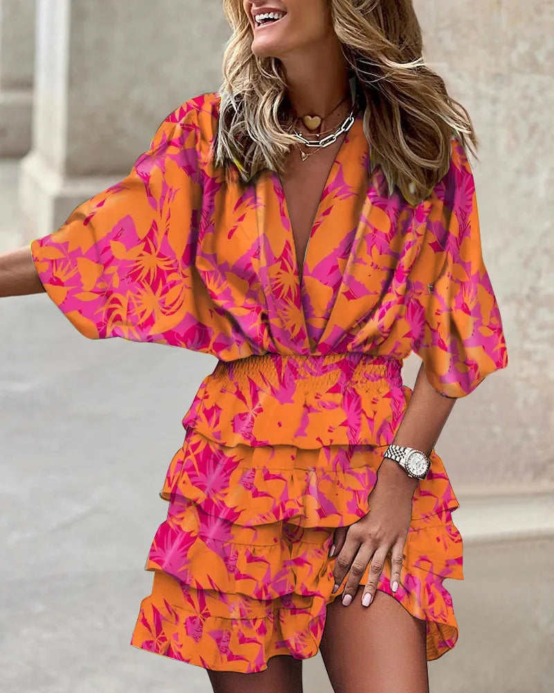 Modelo vistiendo vestido mini bohemio de mujer con volantes, estampado floral. Perfecto para un look de verano.