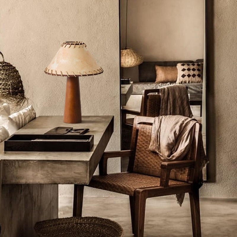 Lámpara de mesa LED de madera wabi-sabi japonés, aportando luz cálida y decoración elegante al hogar.