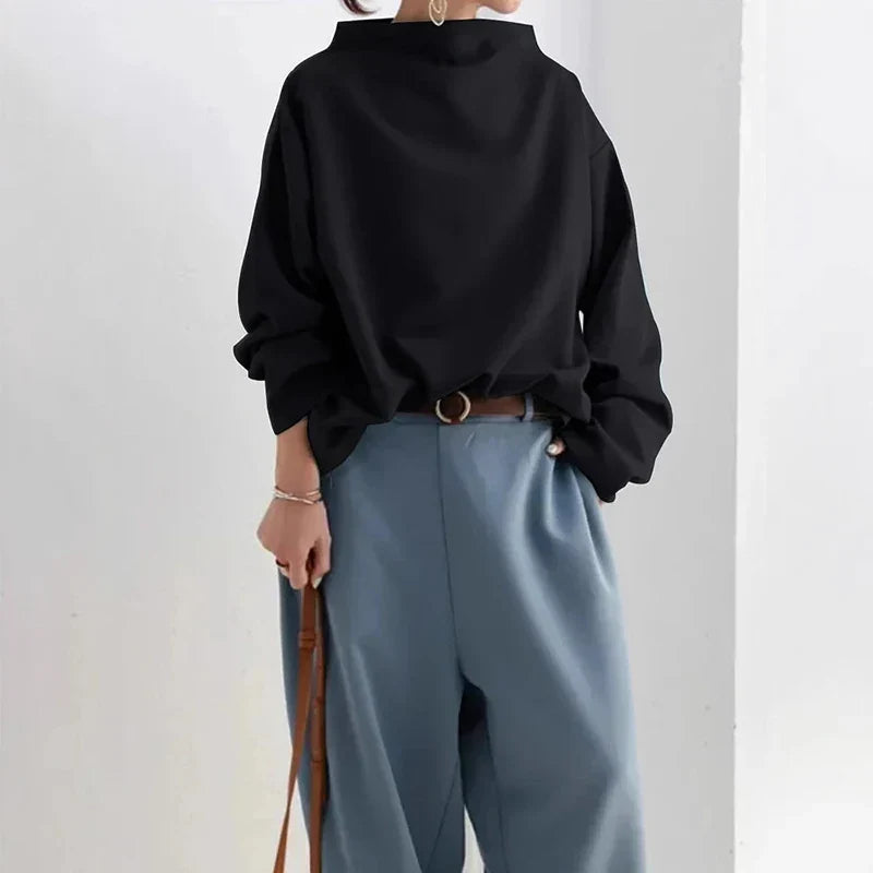 Suéter de mujer de corte amplio y cómodo con cuello alto, estilo casual chic de invierno. Moda y calidez.