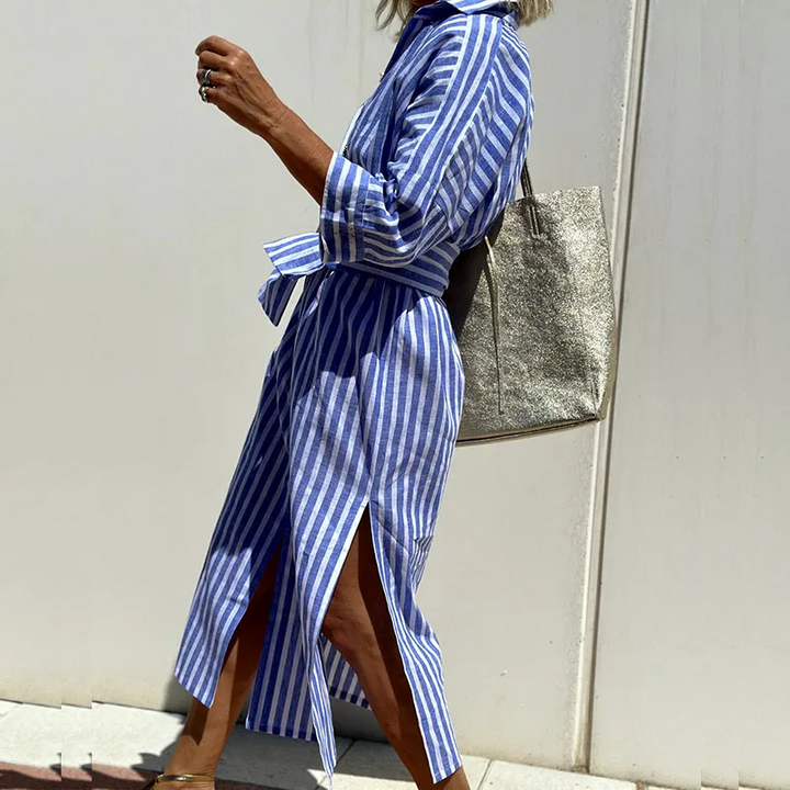 Mujer con vestido camisero midi de rayas Savanna. Un look elegante y casual para el verano o la oficina.